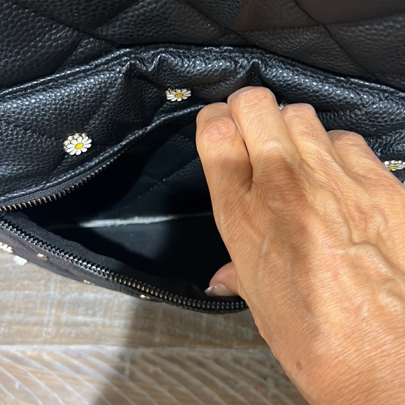 Large backpack call Ted to big pockets on the side with some flaws - Picture 3 of 10